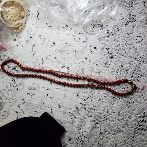 Beautiful Long Necklace with Floral Details - Picture 4 of 4